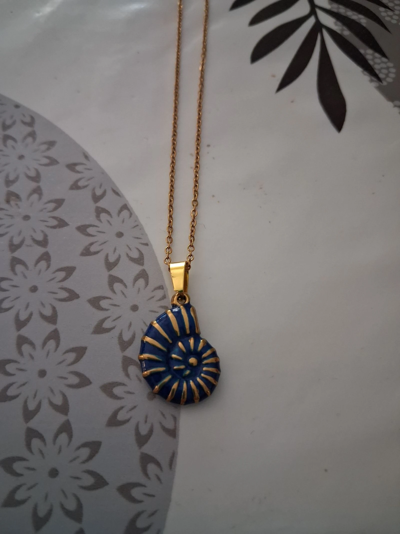 Collier avec son pendentif en forme de coquillage